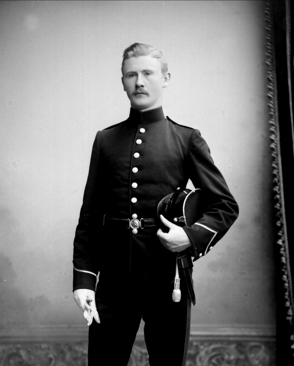 Gustav Borgen, Portrett, mann i kadettuniform.