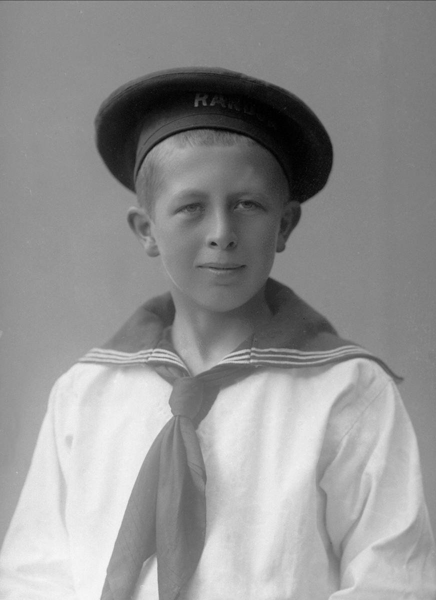 Gustav Borgen, Portrett, gutt i matrosdrakt. Jens Jensen.