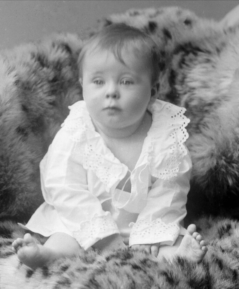Gustav Borgen, Portrett, lite barn. Dammanns barn, Kirsten.