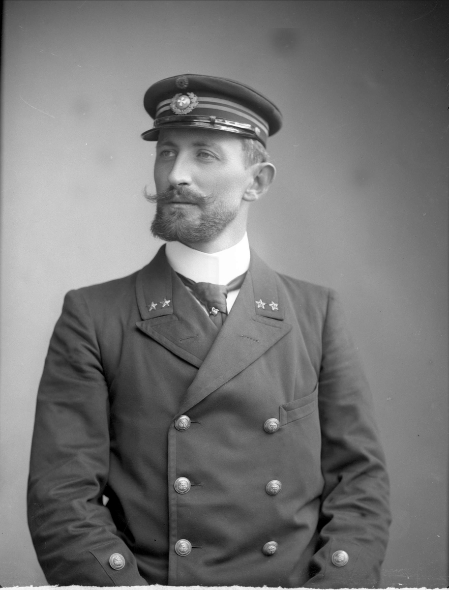 Gustav Borgen, Portrett, mann i offisersuniform, handelsflåten.