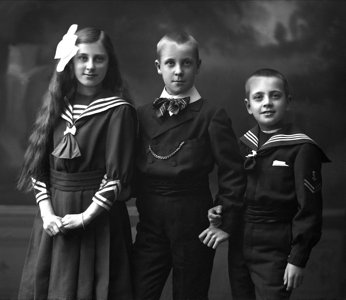 Gustav Borgen, Gruppeportrett, familien Dammann. Kirsten, Rolf og Aage.
