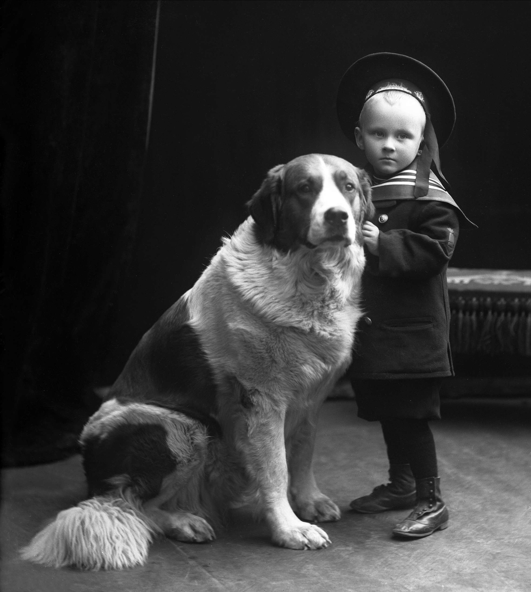 Gustav Borgen, Portrett, gutt i matrosdress, med stor hund.