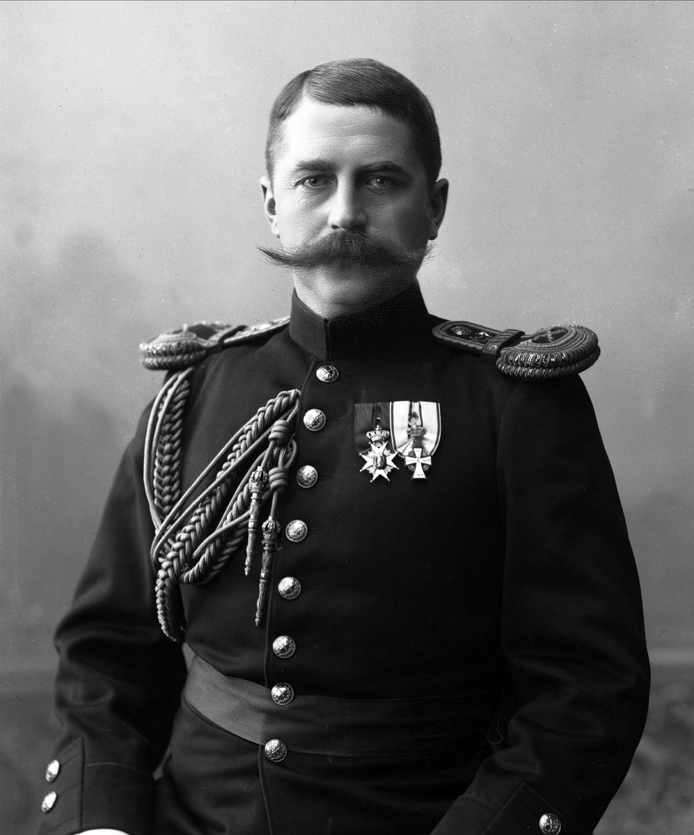 Gustav Borgen, Portrett, Ivar Aavatsmark i uniform.