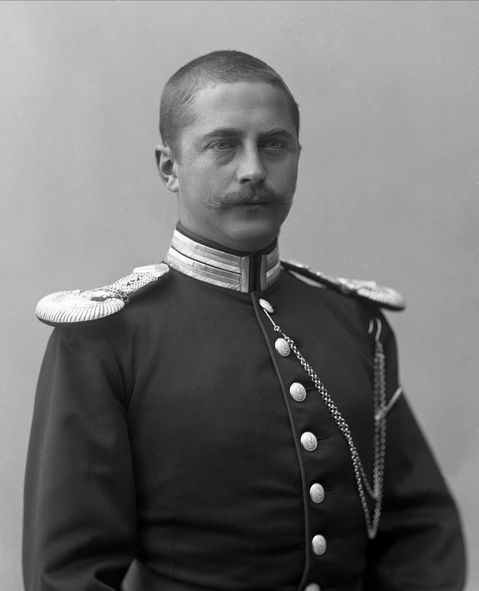 Gustav Borgen, Portrett, Ivar Aavatsmark i uniform.