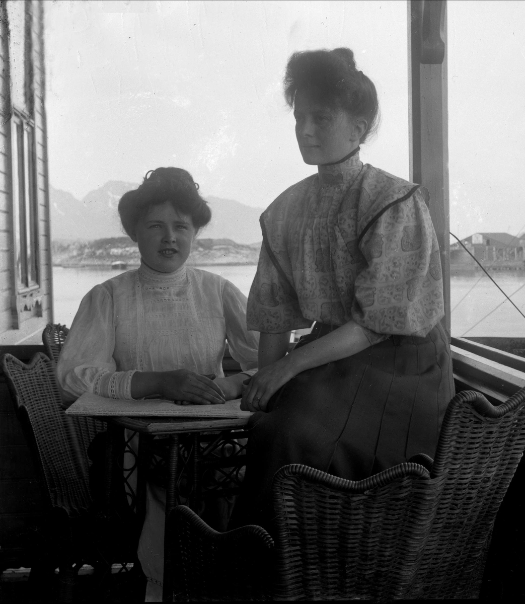 Gustav Borgen, To kvinner på veranda med utsikt over sjøen. Svolvær,1909.