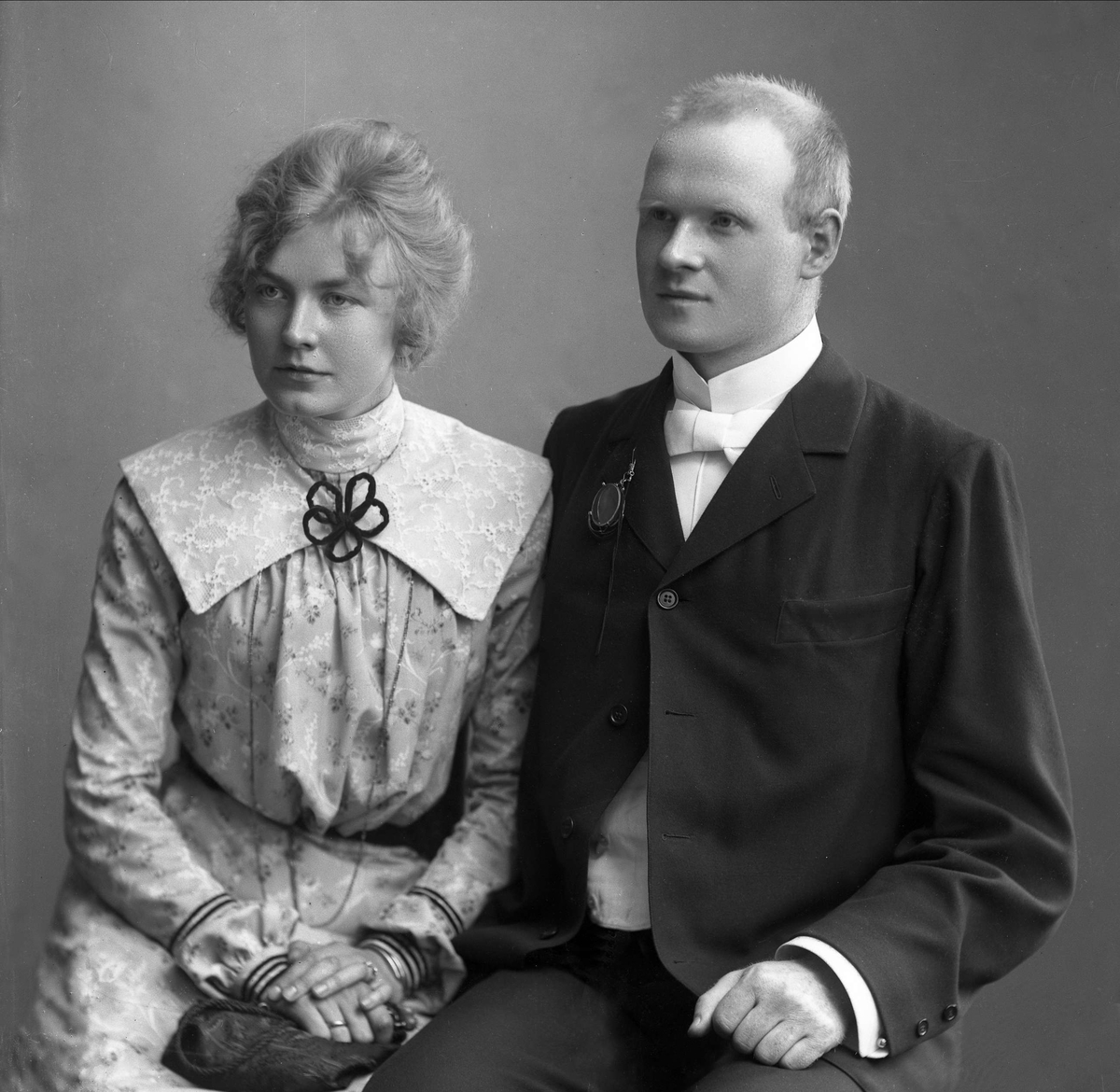 Gustav Borgen, Gruppeportrett, ungt par. O.r sakfører Onsager. Ingrid Kirkeby (1880-1961) og Erling Onsager (1876-1952)