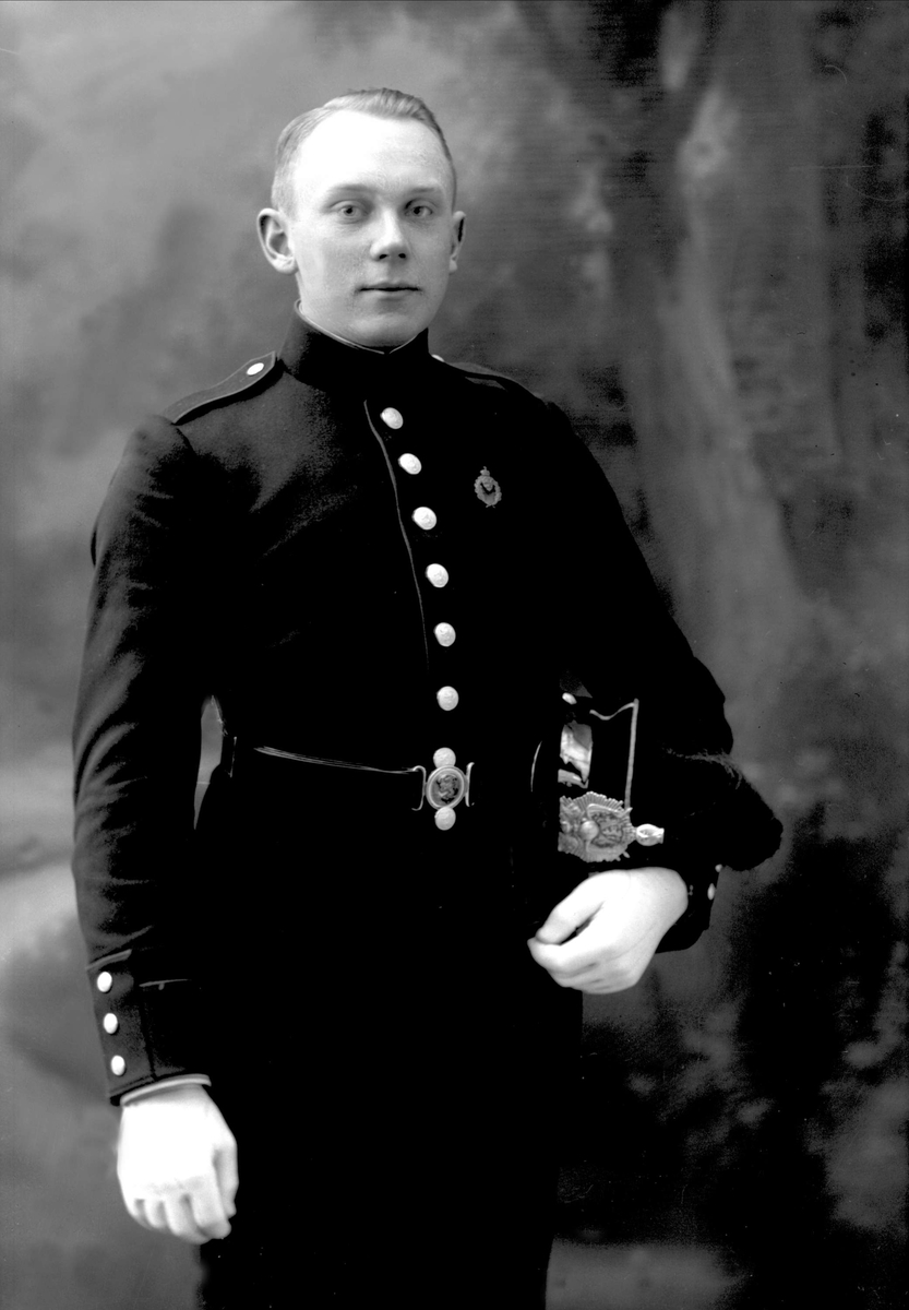 Gustav Borgen, Portrett, mann i kadettuniform.