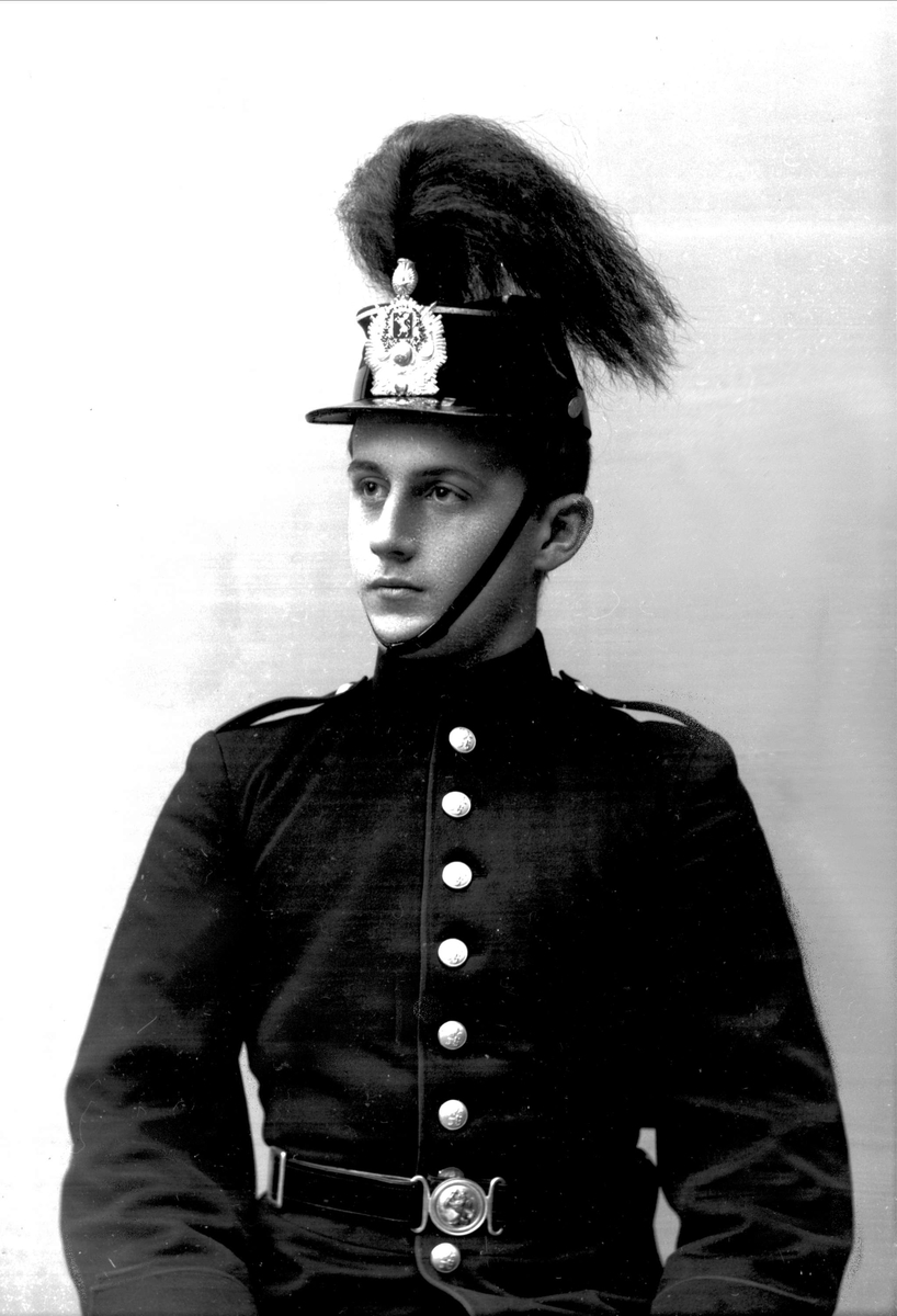 Gustav Borgen, Portrett, mann i kadettuniform.