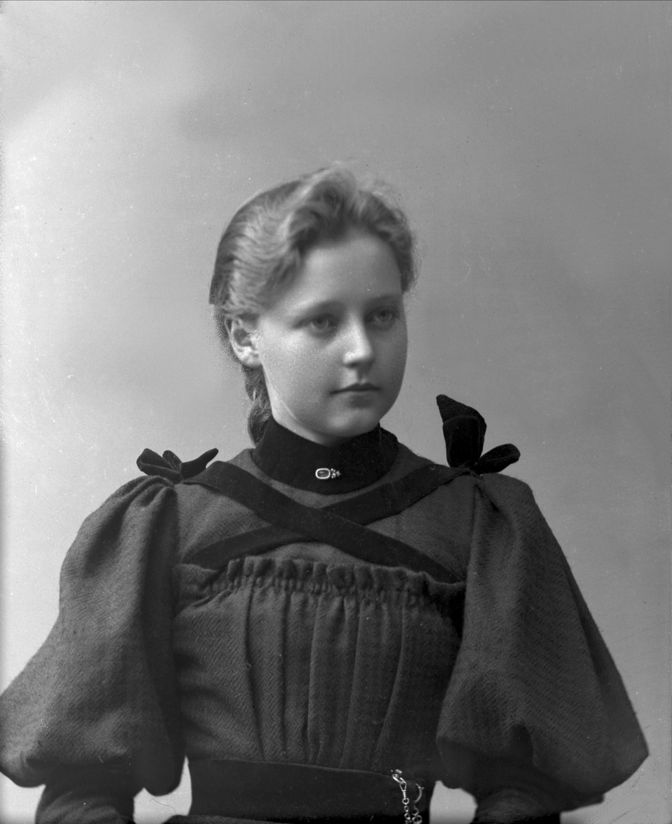 Gustav Borgen, Portrett, Magna Klouman f.1878, gift med presten Lorenz Smith, antatt fotografert ca. 1897.