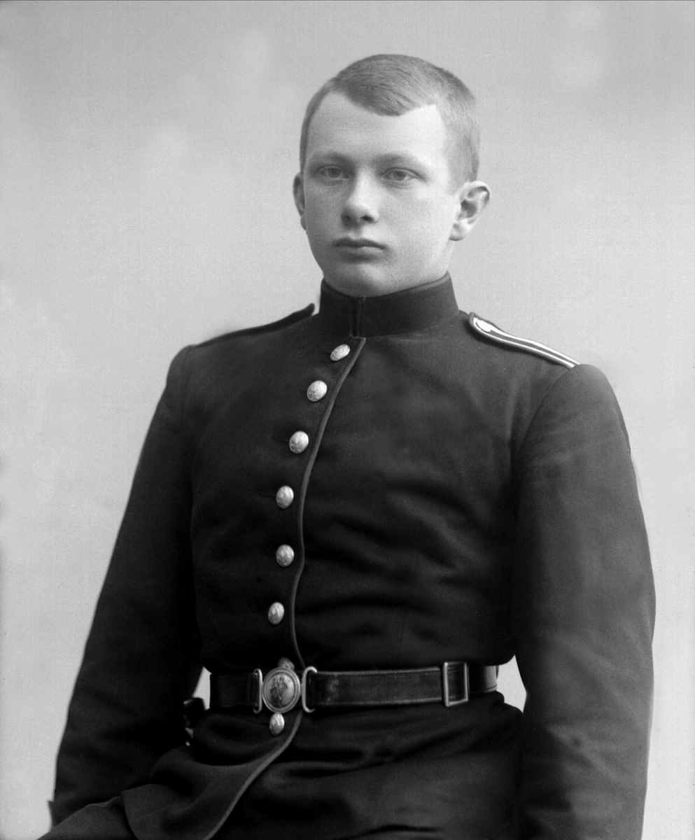 Gustav Borgen, Portrett, mann i kadettuniform.