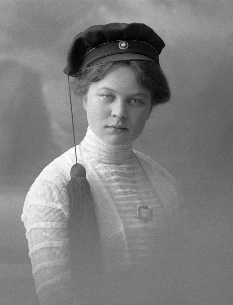 Gustav Borgen, Portrett, Aslaug Vaa med studentlue.