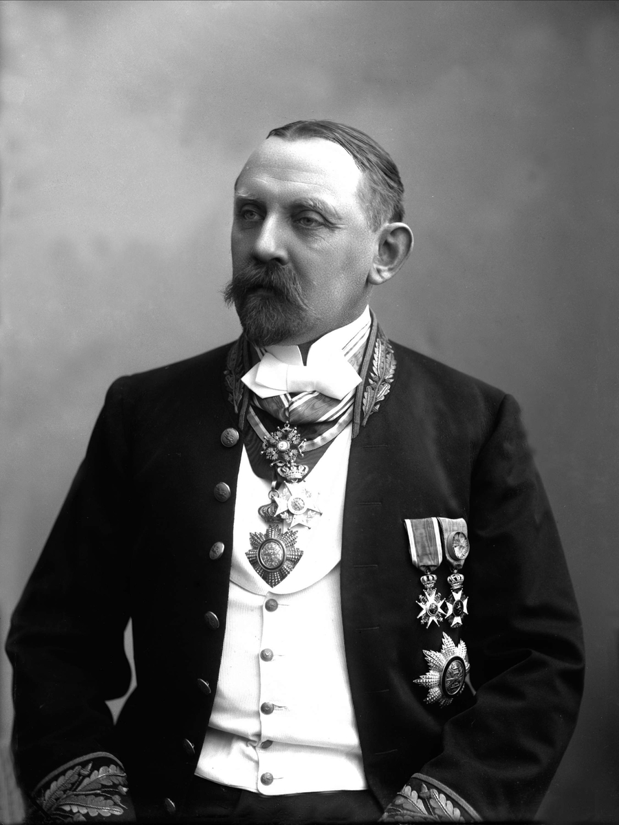 Gustav Borgen, Portrett, Fredrik Olaf August Woxen i uniform som ekspedisjonssjef og sjef for fengselsstyret.