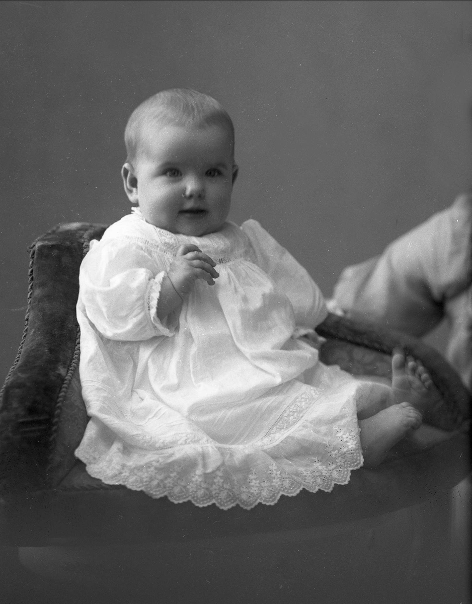 Gustav Borgen, Babyportrett av Inger Laache.