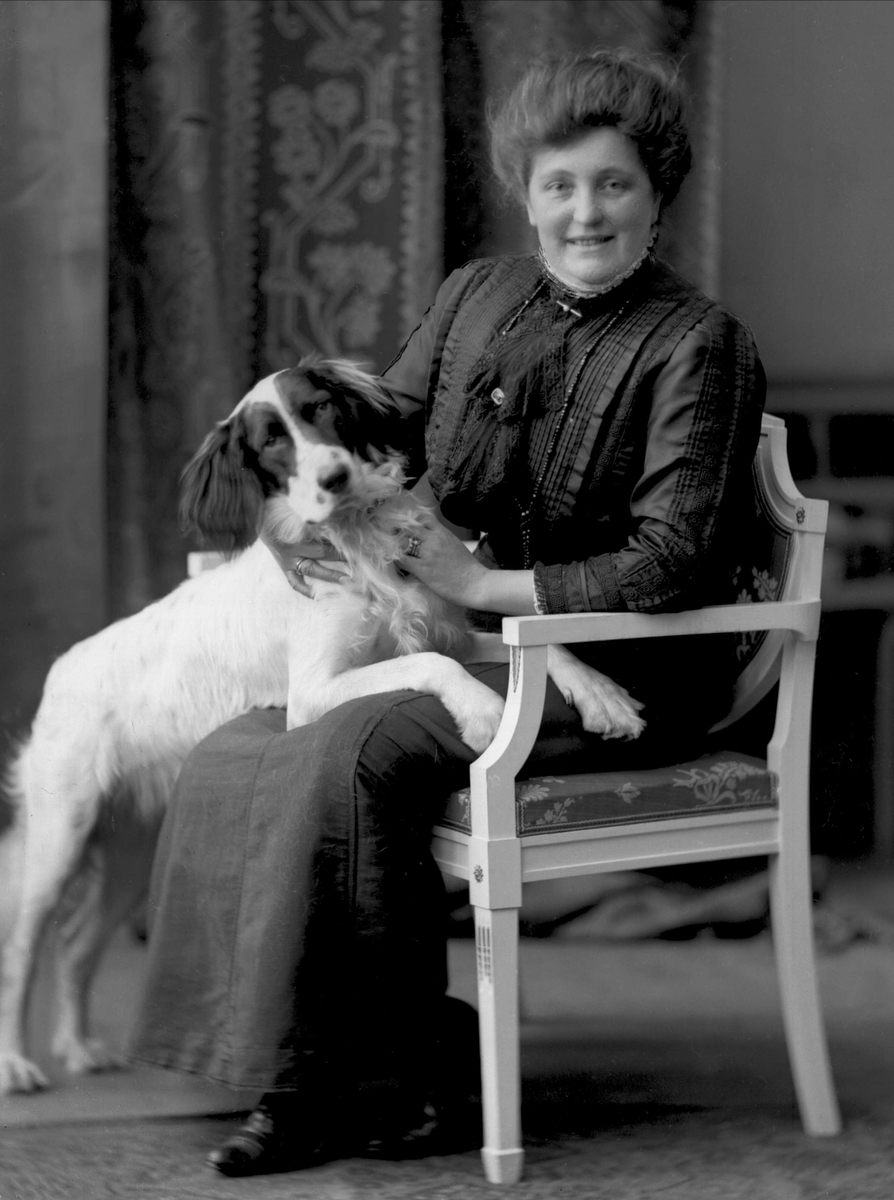 Gustav Borgen, Gruppeportrett, kvinne med hund.