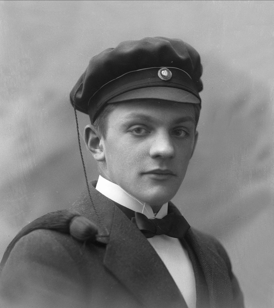 Gustav Borgen, Portrett, mann med studentlue. Baard Frøen.