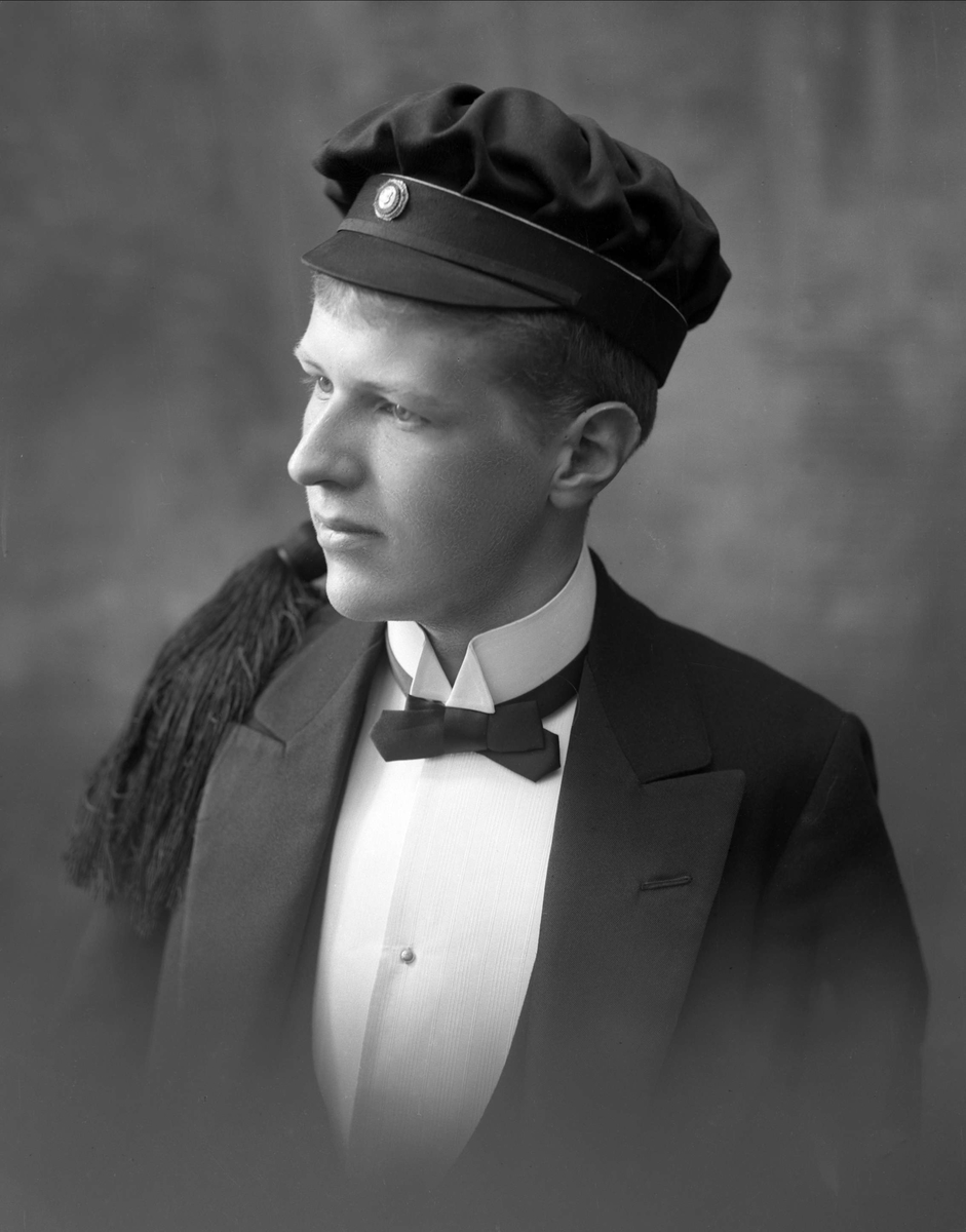Gustav Borgen, Portrett, mann med studentlue. Student Ebbe Schelderup.