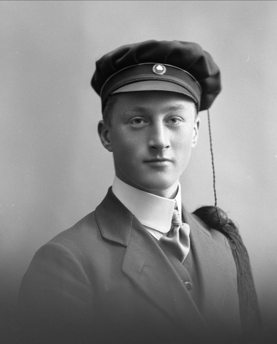 Gustav Borgen, Portrett, mann med studentlue. Otto von Hanno.