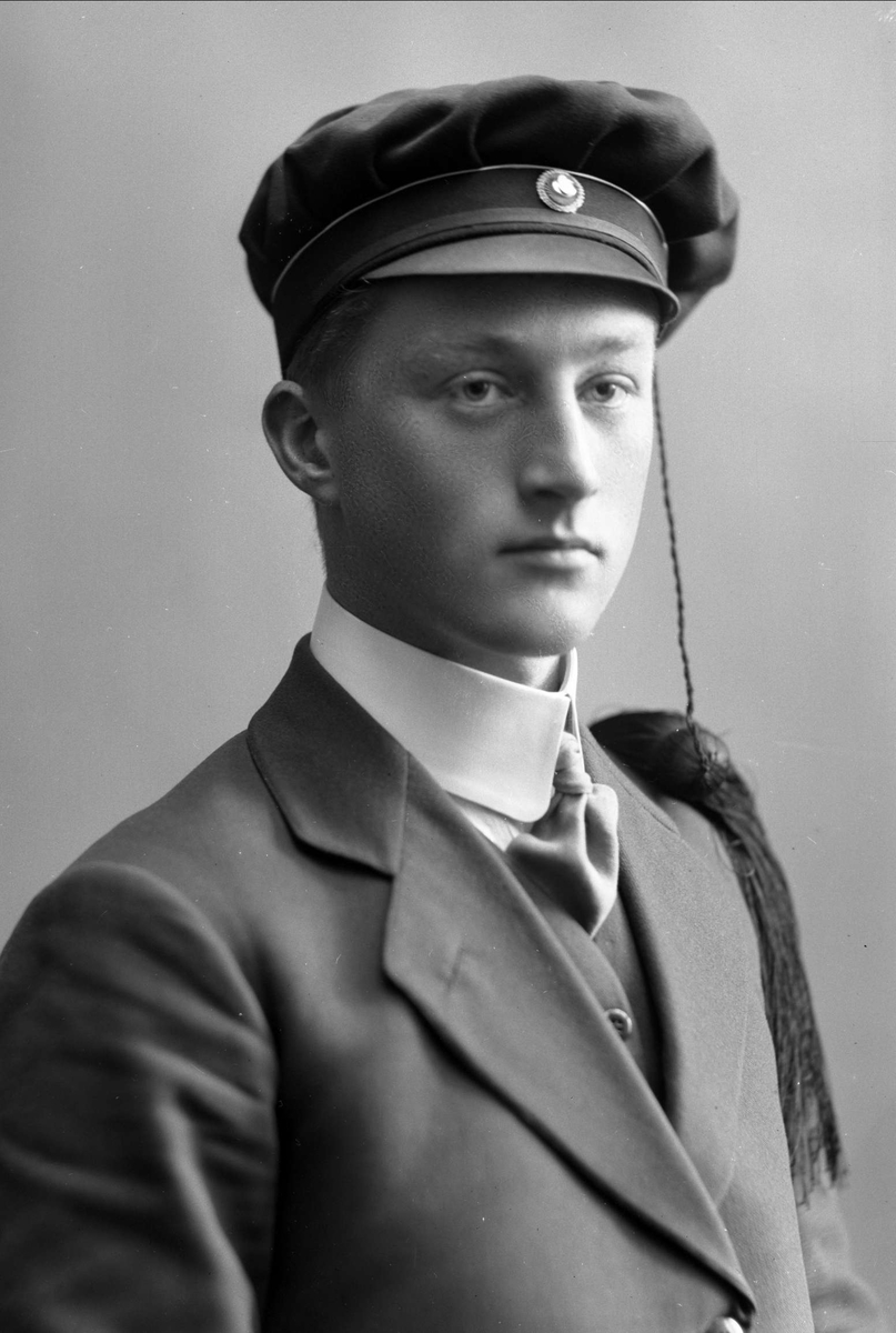 Gustav Borgen, Portrett, mann med studentlue. Otto von Hanno.