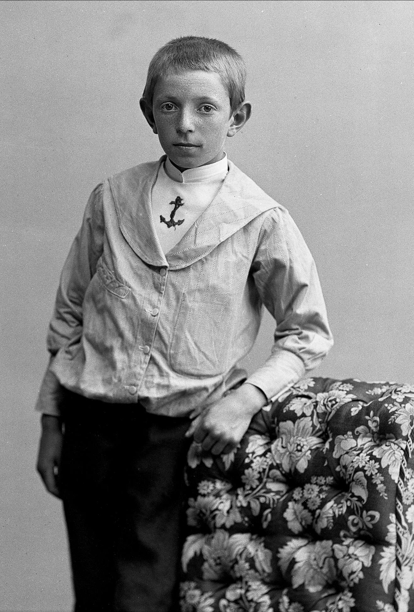 Gustav Borgen, Portrett av Hallgrim Kilde som gutt i matrosdrakt. Fotografert ca 1891.