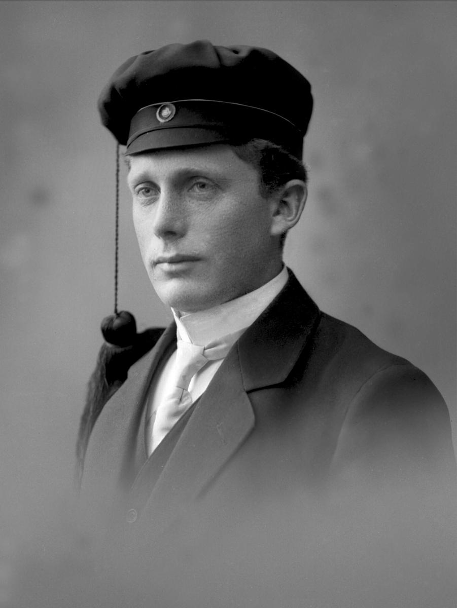 Gustav Borgen, Portrett, mann med studentlue. Student Juel-Aamlid.