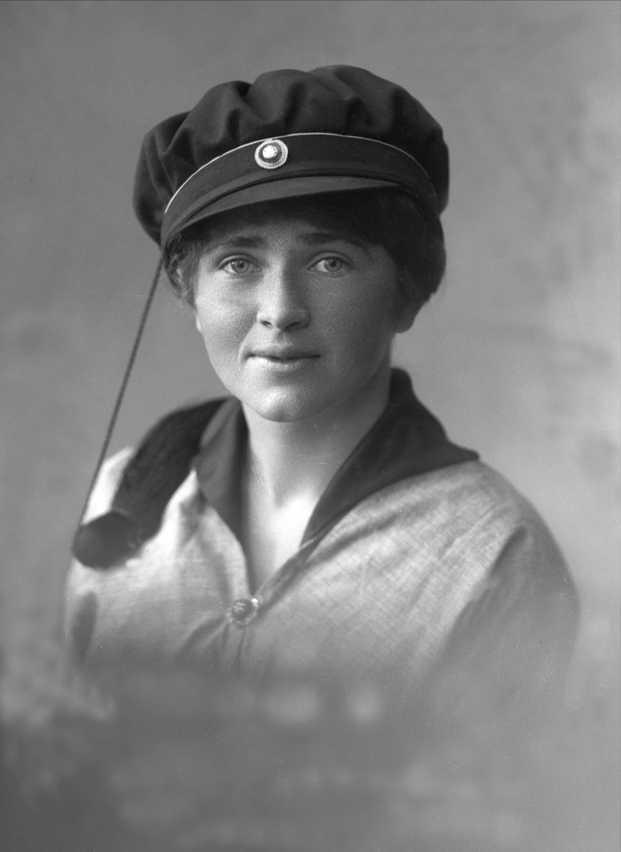 Gustav Borgen, Portrett, kvinne med studentlue. Anna Sellæg.