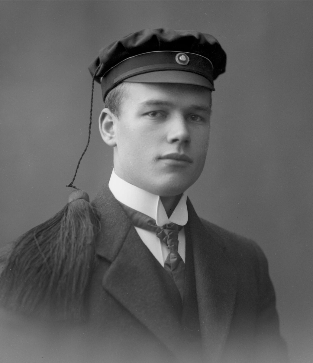 Gustav Borgen, Portrett, mann med studentlue. Per Næss.
