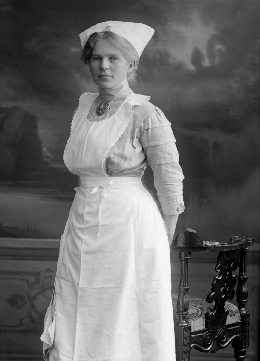 Gustav Borgen, Portrett, jente i husstellsuniform?. Frøken Dora Nielsen.