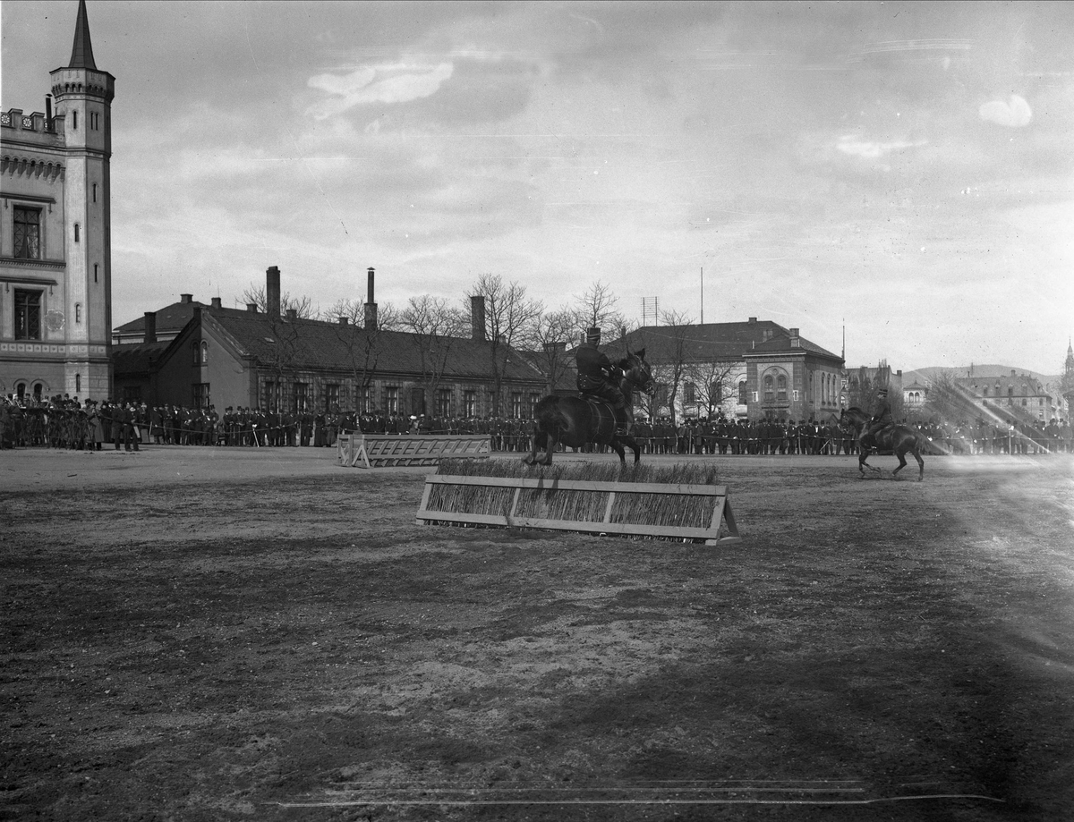 Gustav Borgen, Festningsplassen Akershus festning, Oslo. Militær rideoppvisning.