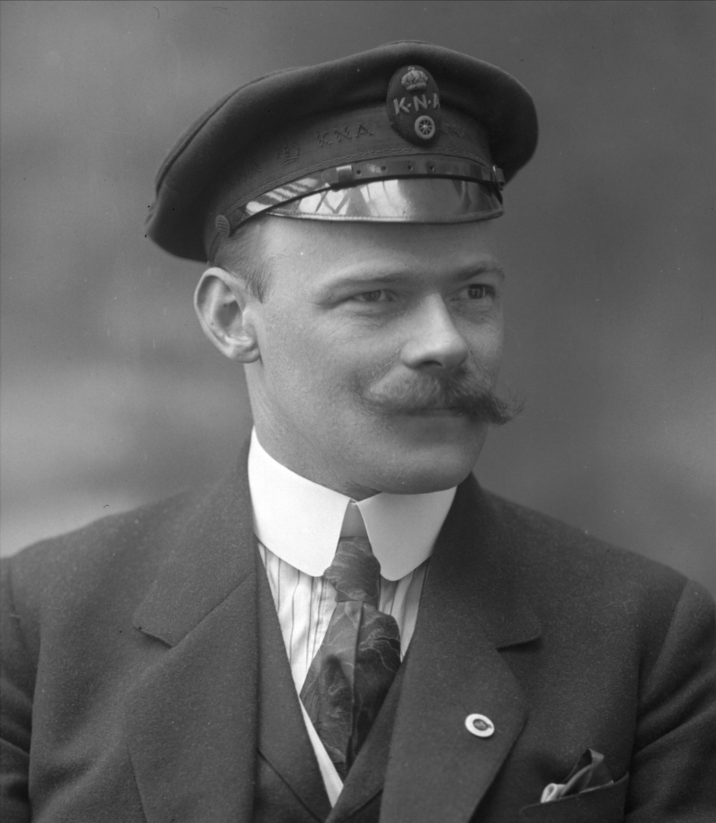 Gustav Borgen, Portrett, mann med offiserslue, handelsmarinen, K-N-A (?).