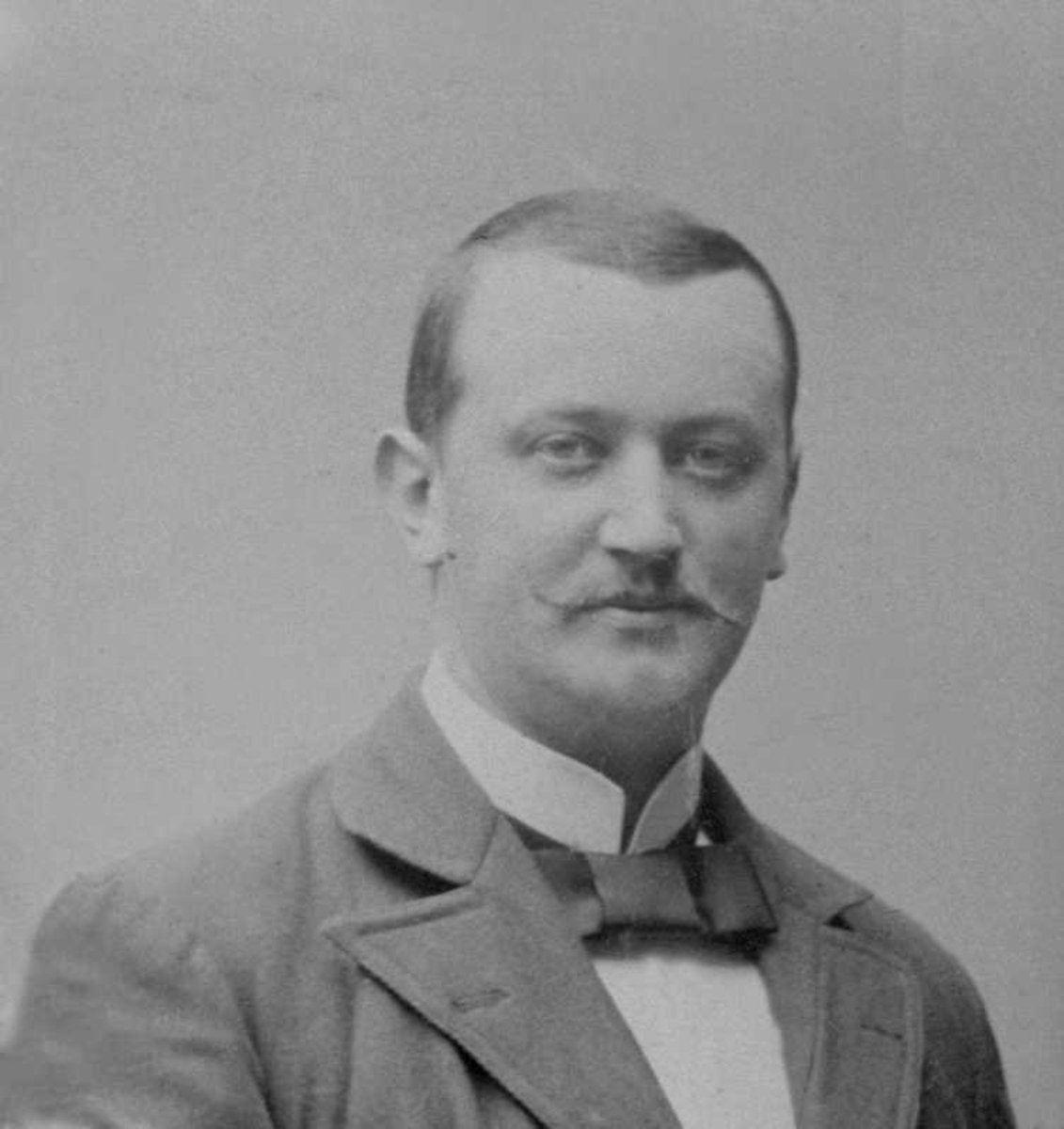 Gustav Borgen, Avfotografering, fire eksponeringer. Portrett, mann med dress. Bohman-Hansen