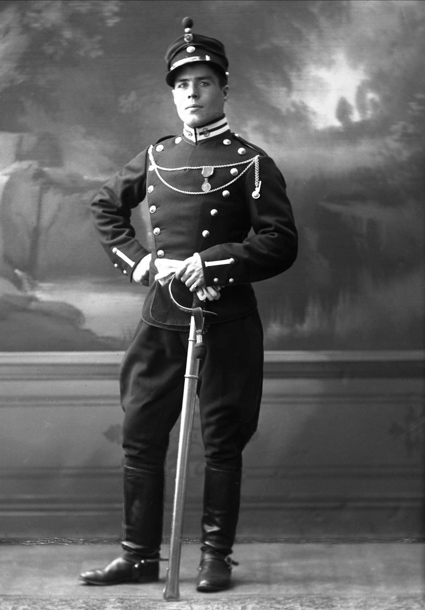 Gustav Borgen, Portrett, mann i kavaleriuniform med sabel.