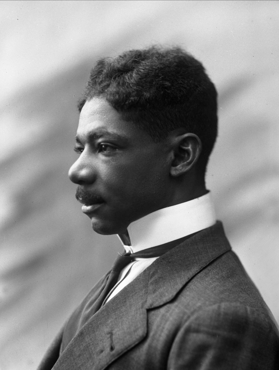 Gustav Borgen, Portrett av mann i dress. Augusto Jose Teisecina fra Brasil. Afrikansk opprinnelse.