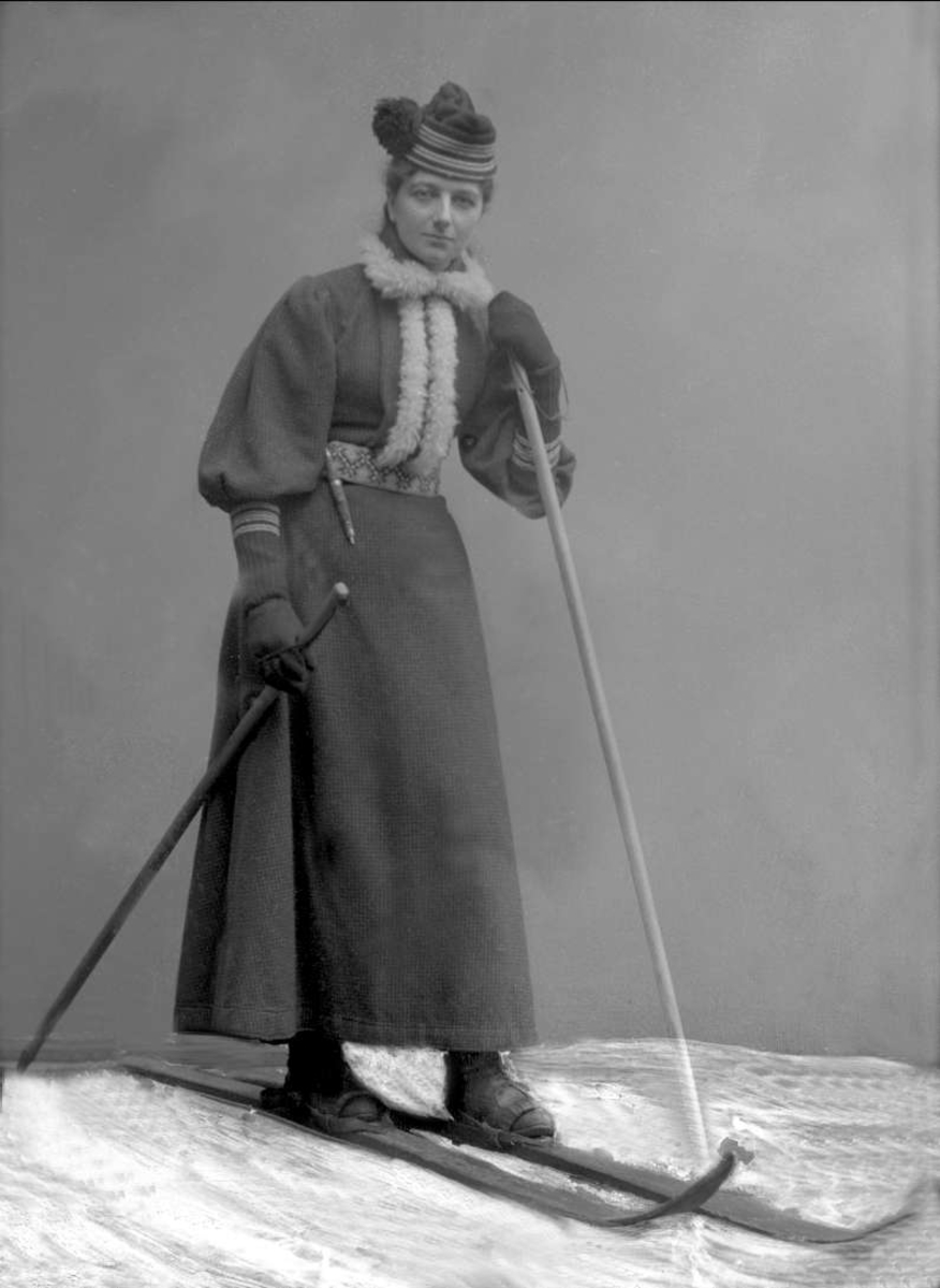 Gustav Borgen, Portrett, kvinne på ski i studio. Mina Pedersen.