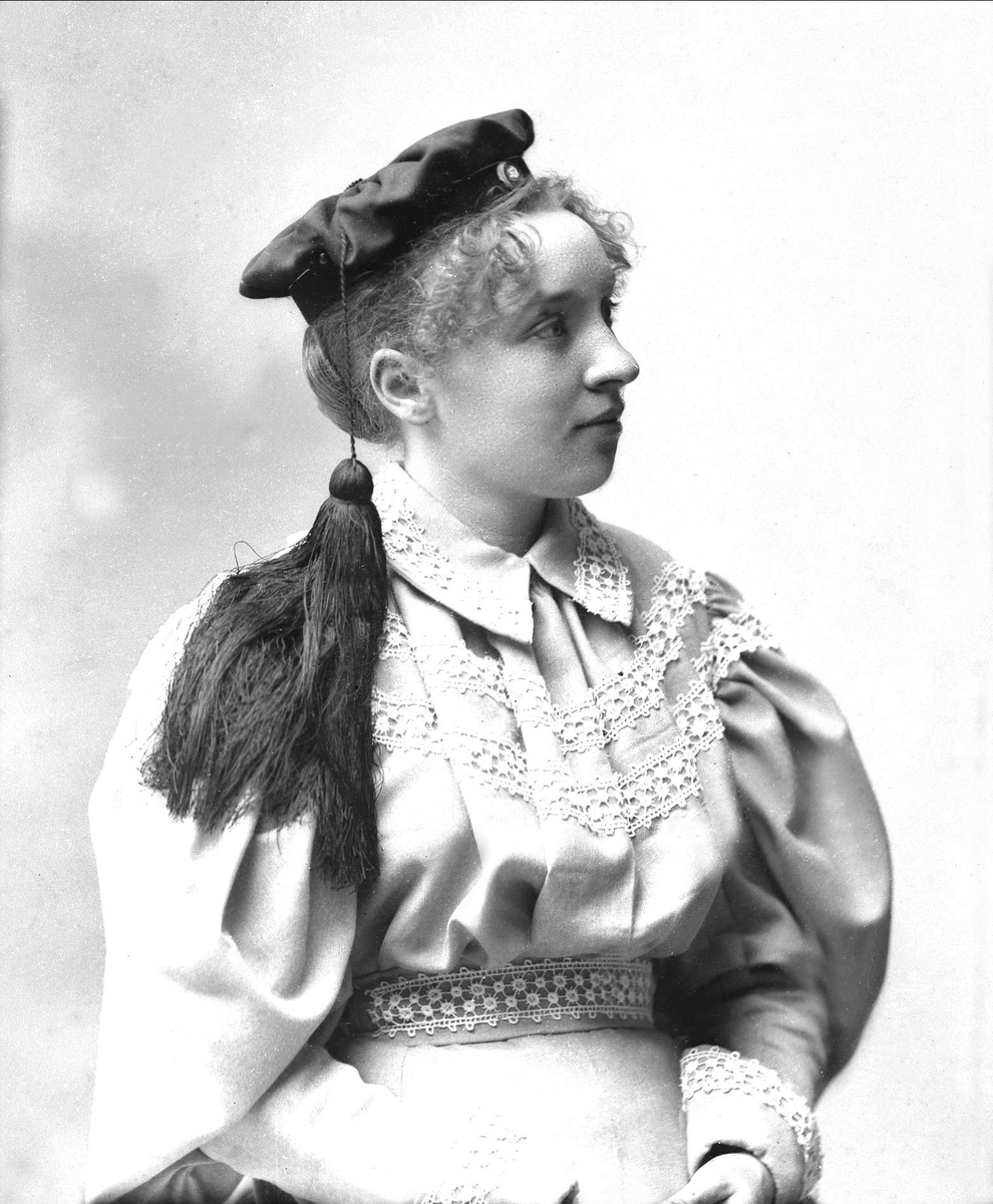 Gustav Borgen, Portrett, kvinne med studentlue. Enlalie Mikkelsen.