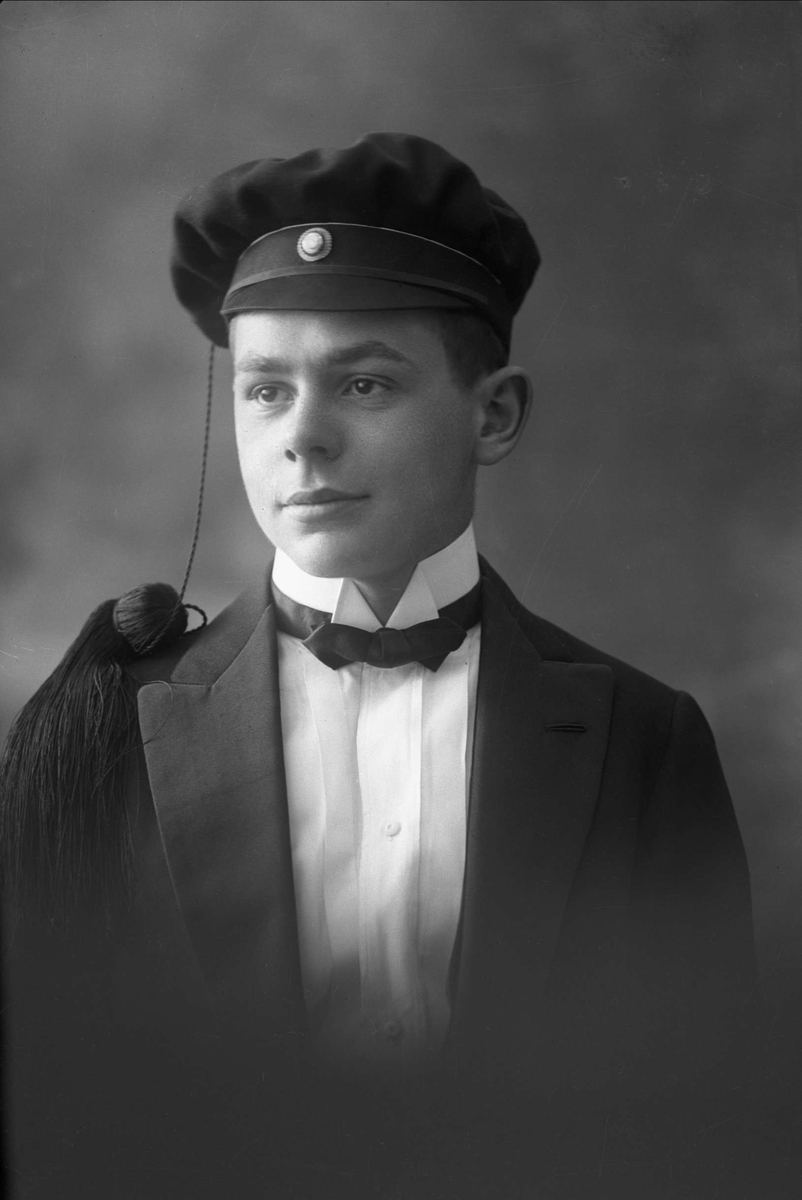 Gustav Borgen, Portrett, mann med studentlue. Student Fritjof Paulsen.