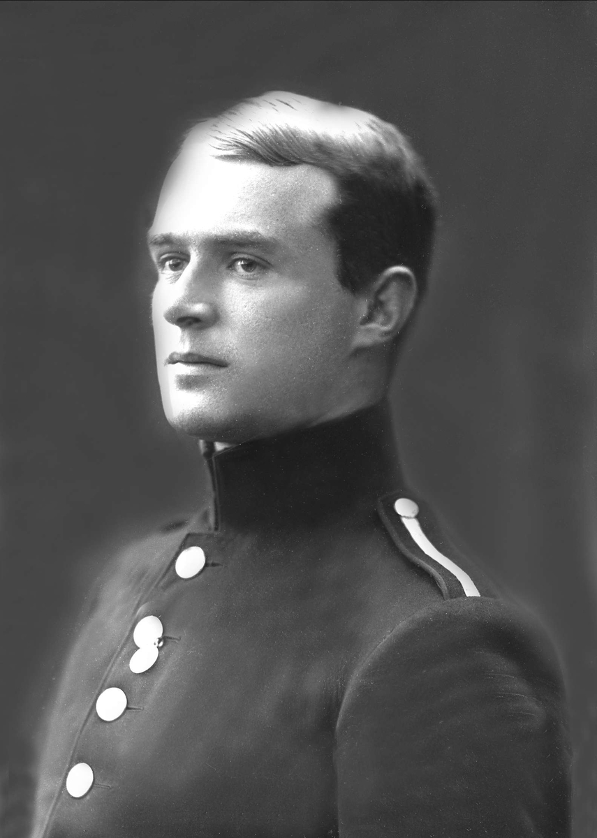 Gustav Borgen, Portrett, mann i kadettuniform.