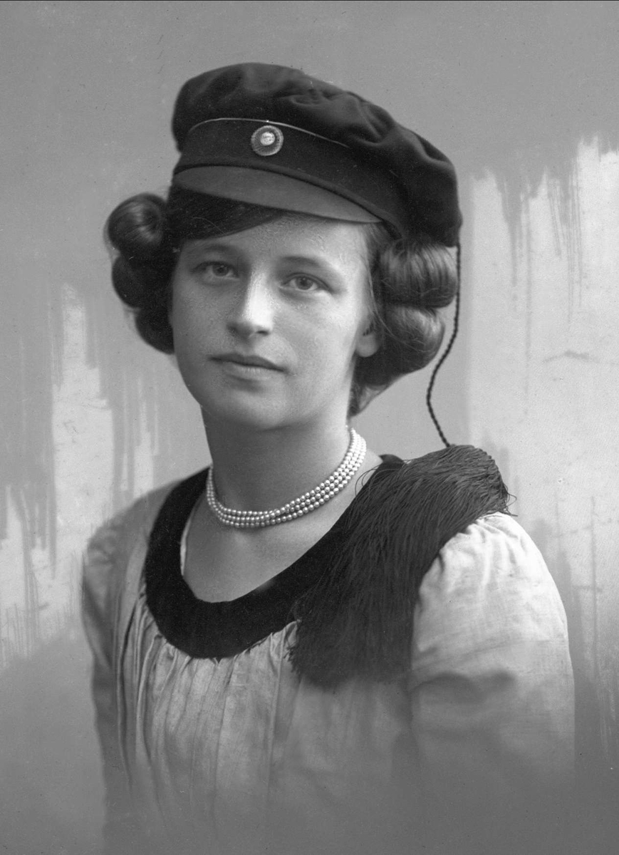 Gustav Borgen, Portrett, kvinne med studentlue. Frøken Milda Gjøsteen.