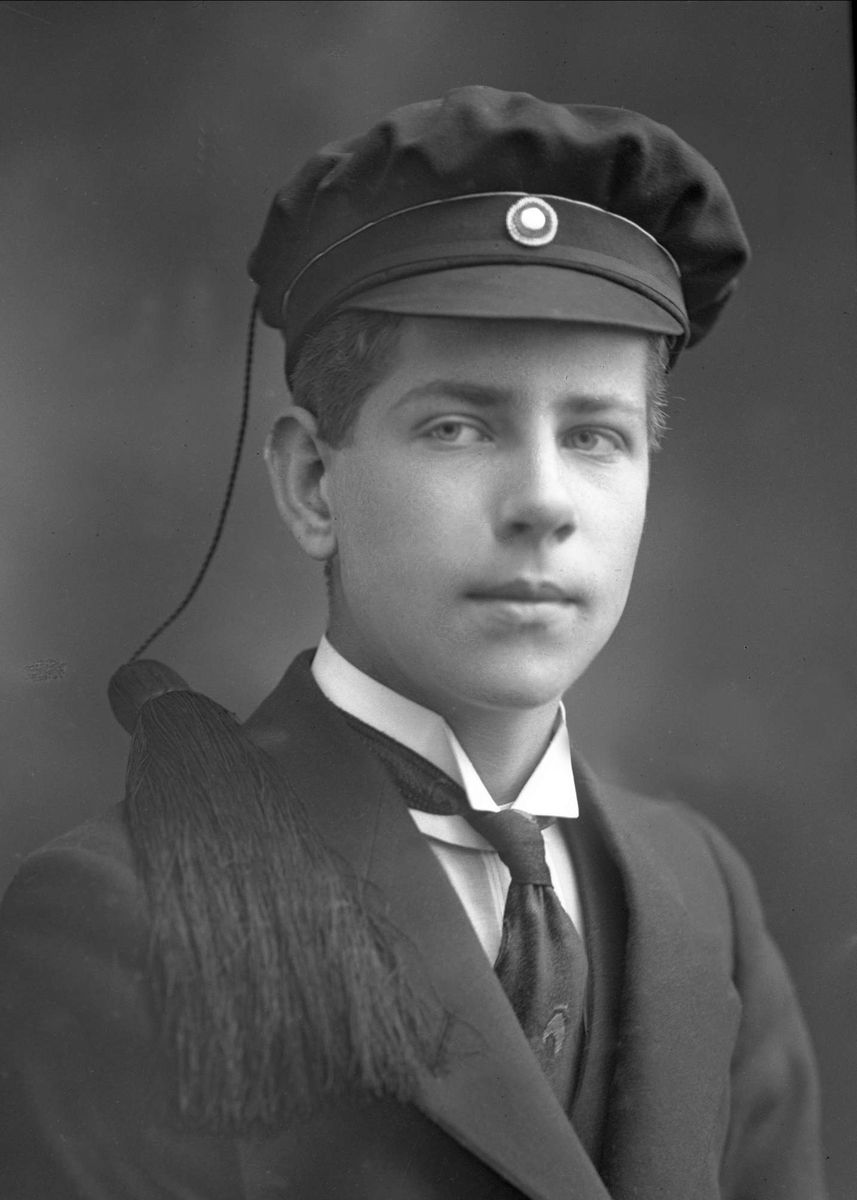 Gustav Borgen, Portrett, mann med studentlue. Student Alf Mohn.