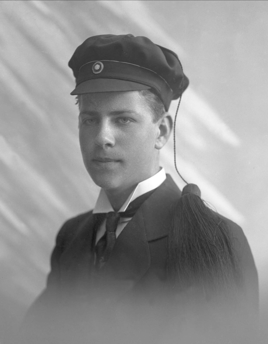 Gustav Borgen, Portrett, mann med studentlue. Student Alf Mohn.