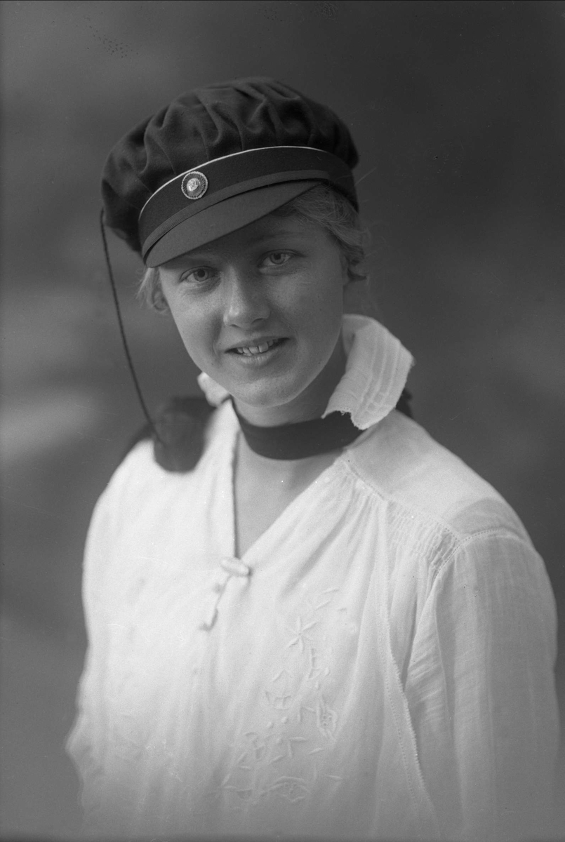 Gustav Borgen, Portrett, kvinne med studentlue. Student Ingrid Holm.