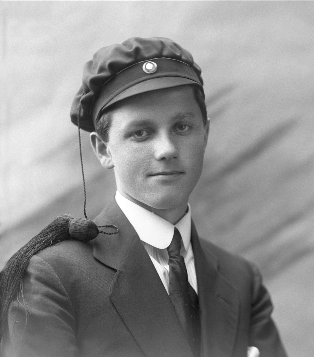 Gustav Borgen, Portrett, mann med studentlue. Student Kjelland.