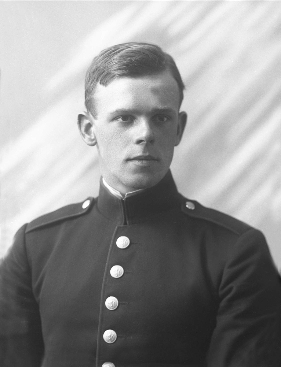 Gustav Borgen, Portrett, mann i kadettuniform.