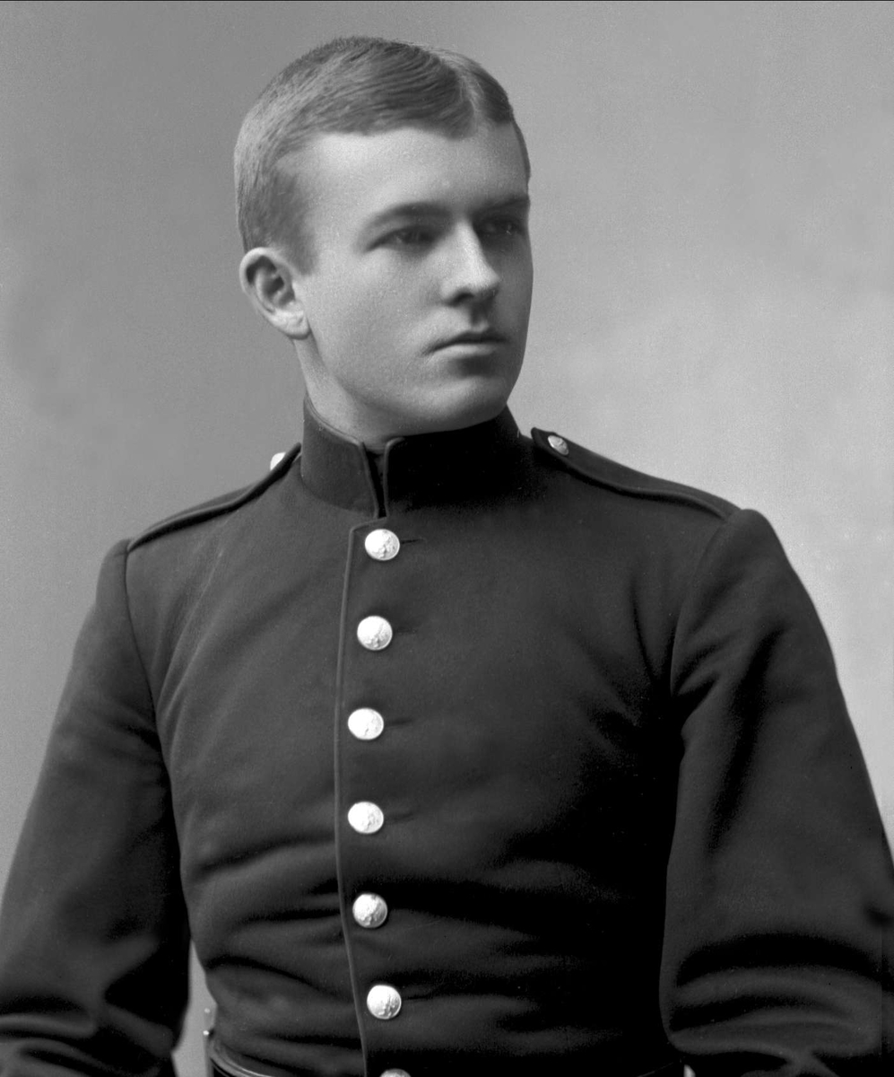 Gustav Borgen, Portrett, mann i kadettuniform.