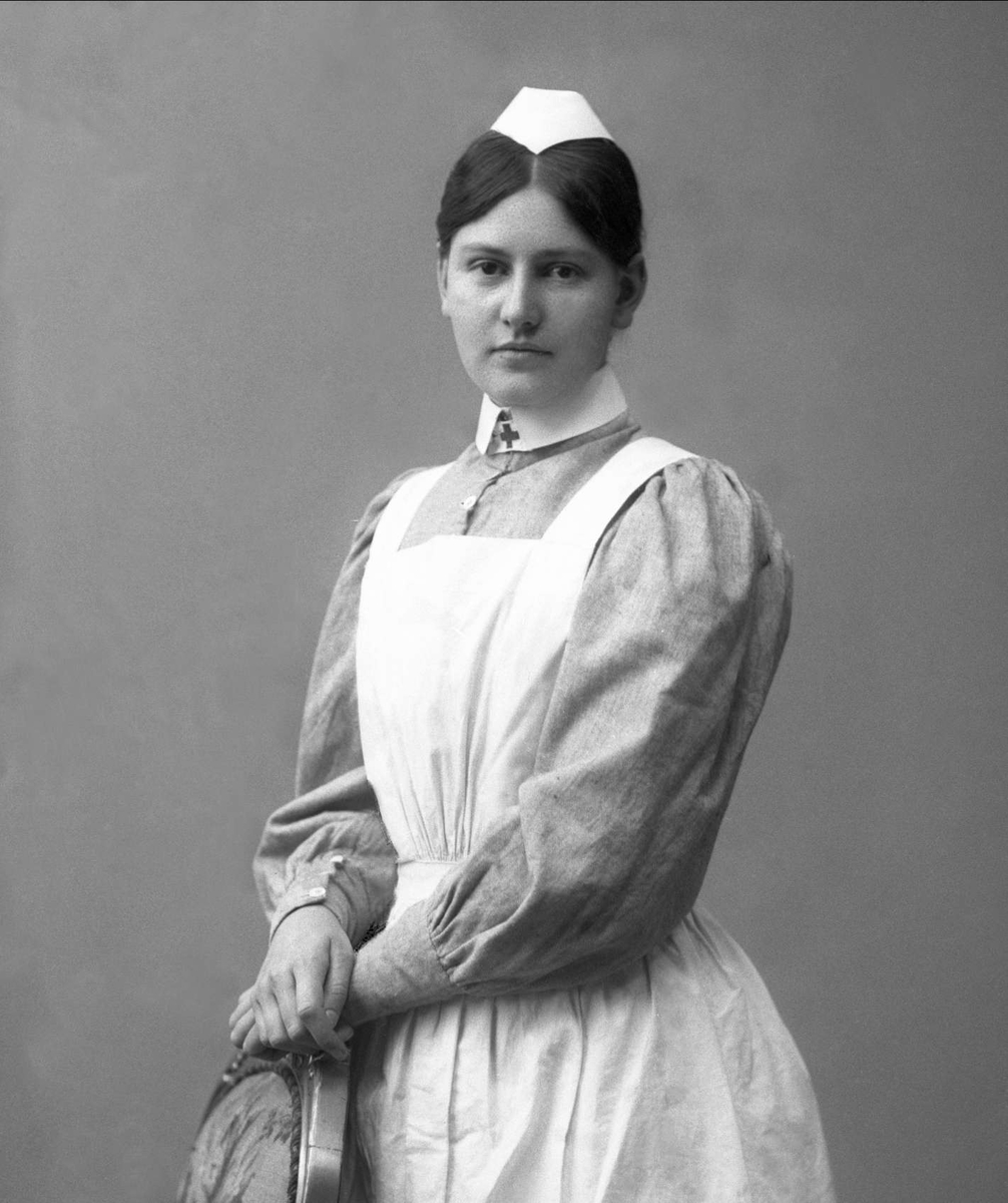 Gustav Borgen, Portrett, kvinne i sykepleieruniform, Røde Kors. S Tschudy.