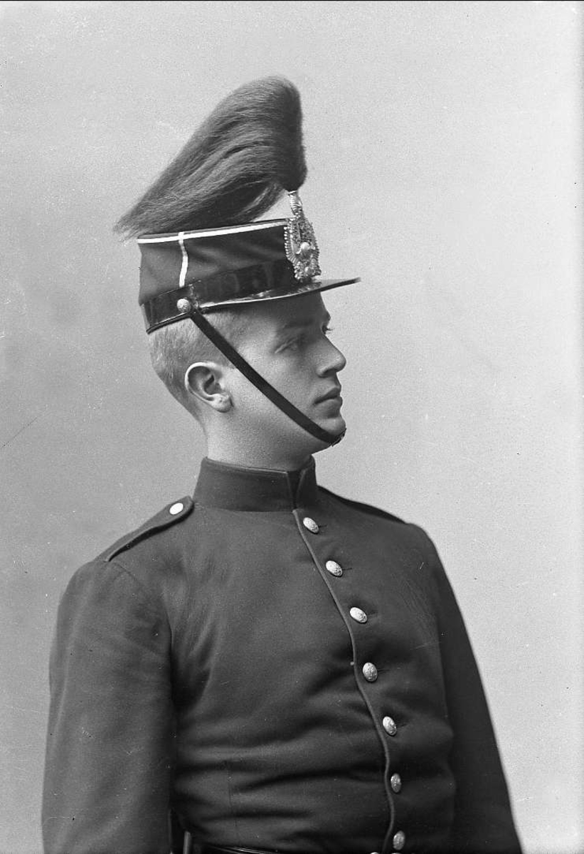 Gustav Borgen, Portrett, mann i kadettuniform.