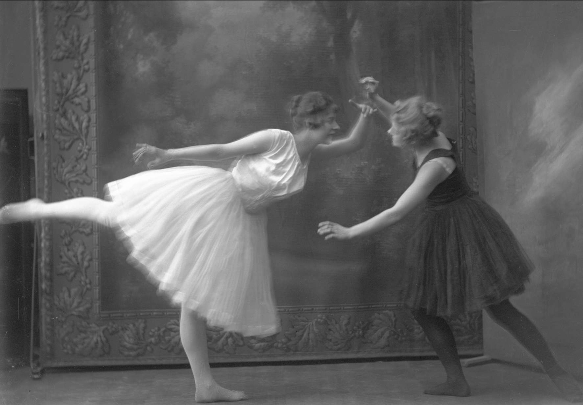 Gustav Borgen, Gruppeportrett, to kvinnelige dansere i positur. Frk Olga Lilleby.