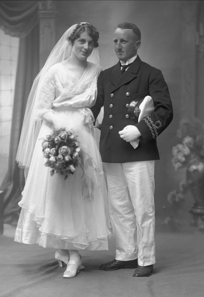 Gustav Borgen, Gruppeportrett, bryllupsbilde. Kvinne i hvit kjole, mann i marineuniform. Løytnant Alltree.