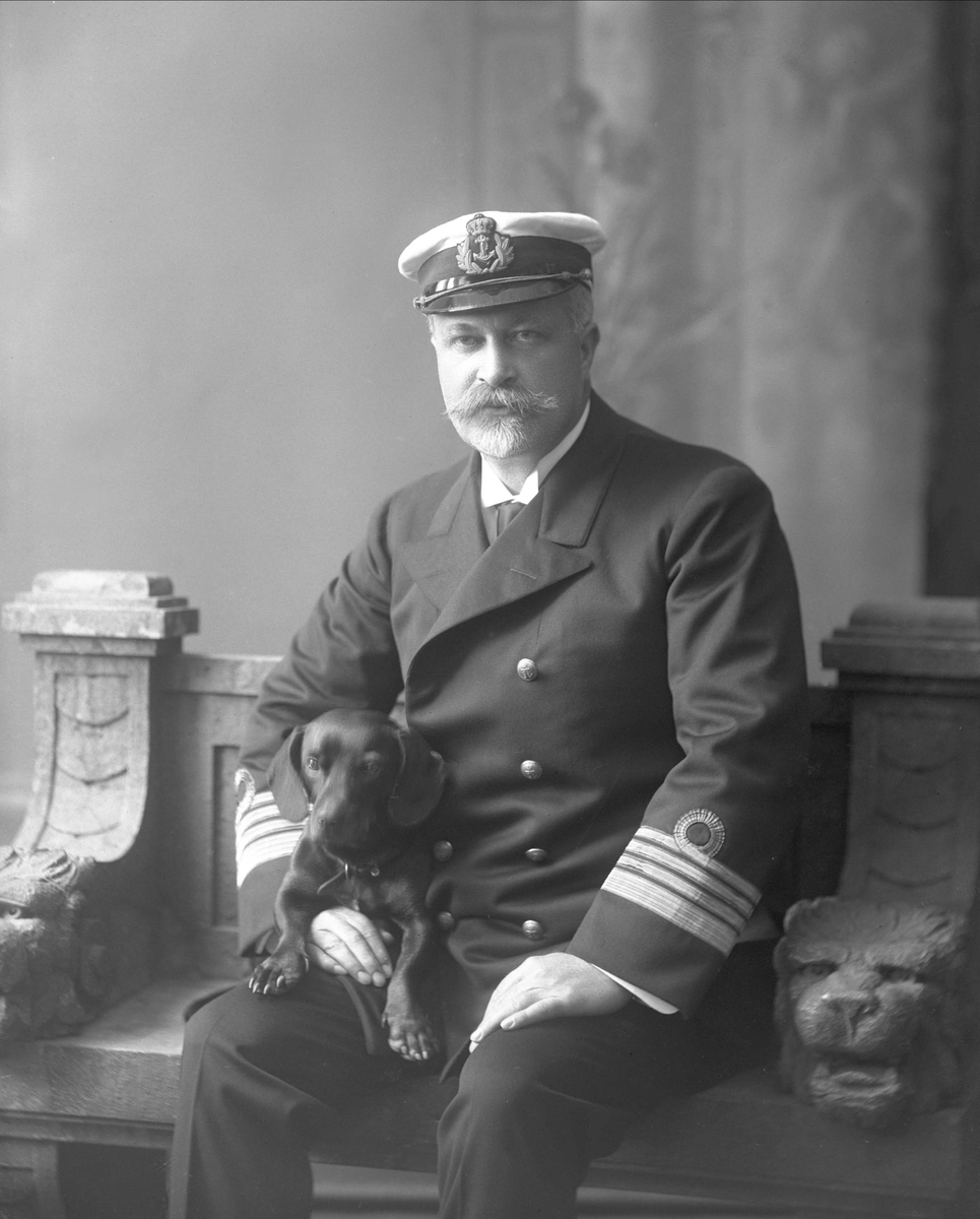 Gustav Borgen, Portrett, mann i uniform med hund. Gustav C O R Gade i uniform som kommandør i marinen.