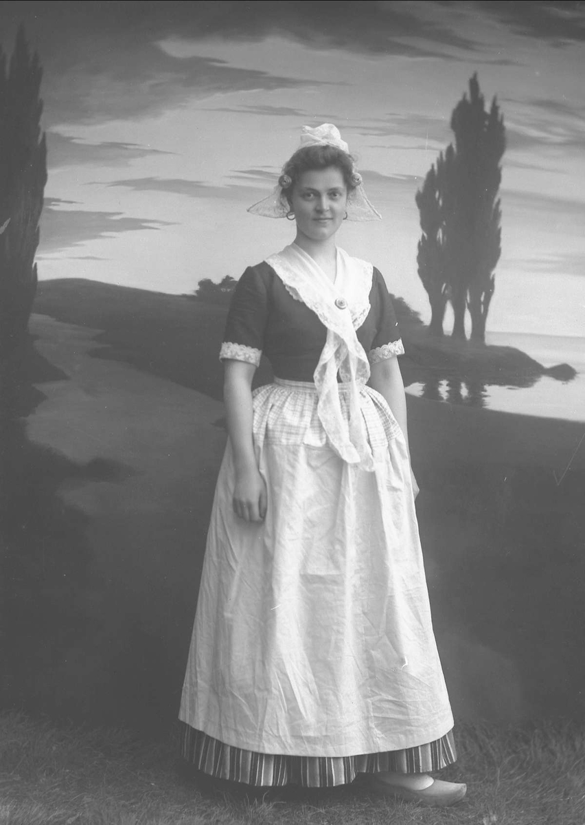 Gustav Borgen, Portrett, kvinne i "hollandsk" drakt, med tresko. Frk Fanny Hagerup.