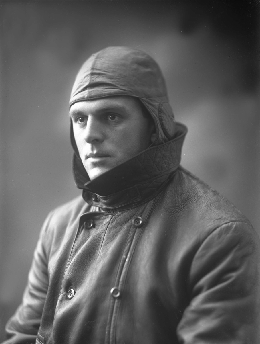 Gustav Borgen, Portrett, mann i flyveruniform. Skinnfrakk og hette. Løytnant Trygve Gran, flyver og polarforsker.